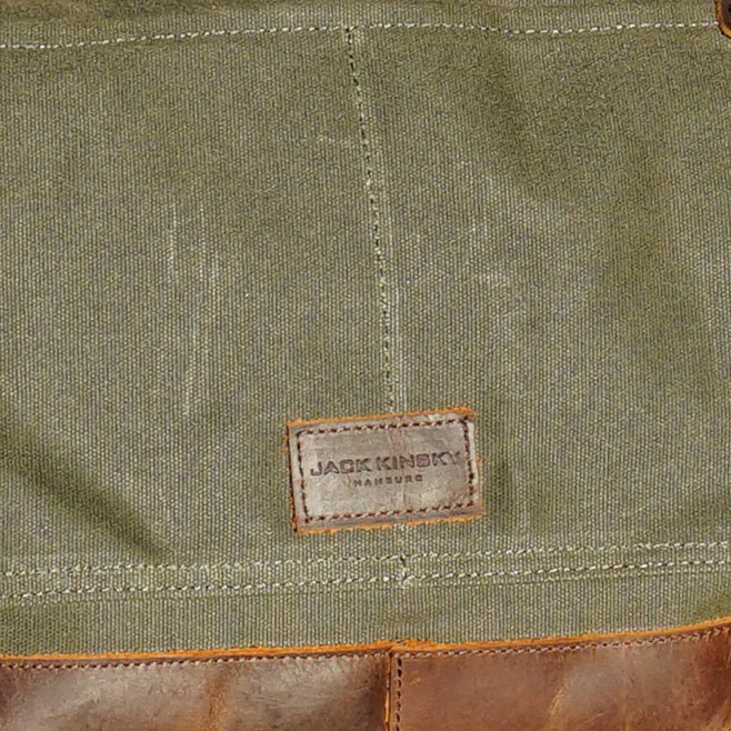 Ein Ausschnitt eines Produkts aus der Kollektion Dakar. Zu sehen ist ein Ausschnitt einer Tasche, welche aus robustem Stoff und Leder gefertigt ist.