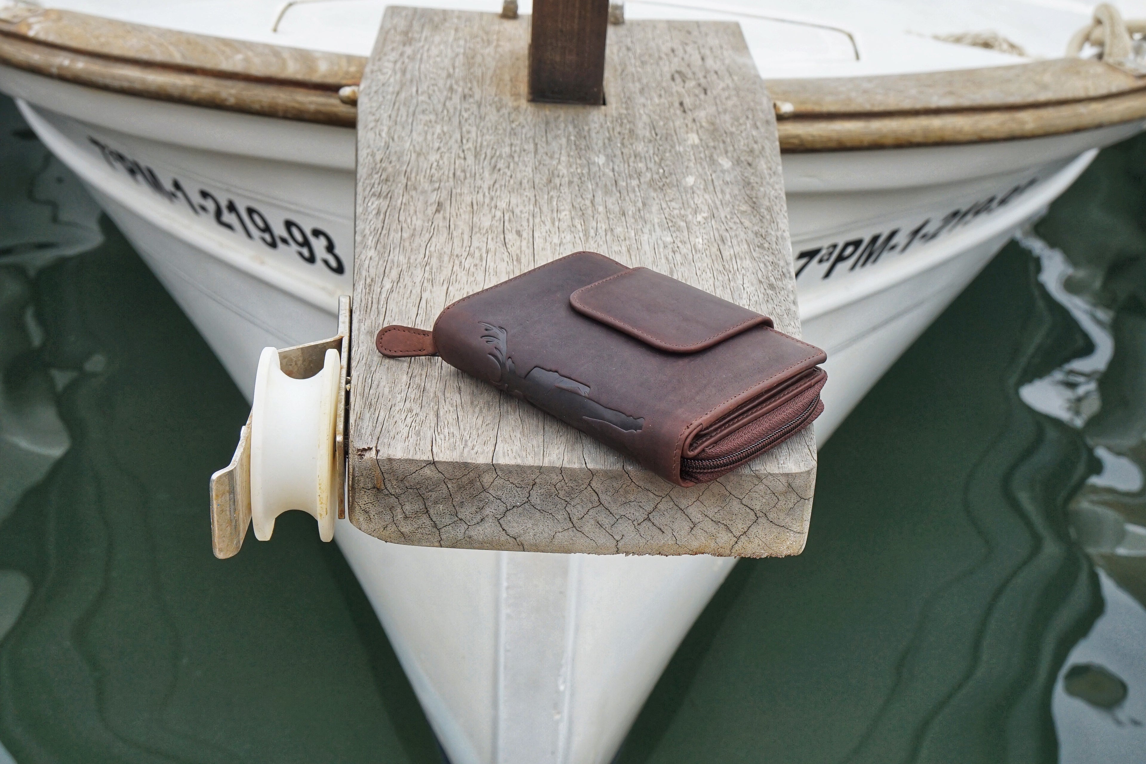 Jack Kinsky Geldbörse auf dem Bug eines Schiffs platziert