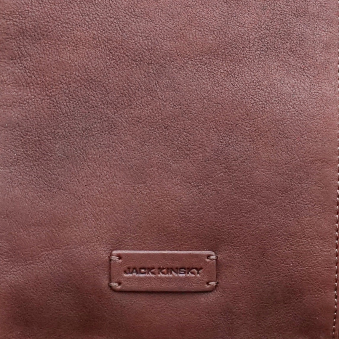 Ein Ausschnitt eines Produkts aus der Kollektion Montreal. Zu sehen ist braunes, glattes Leder.