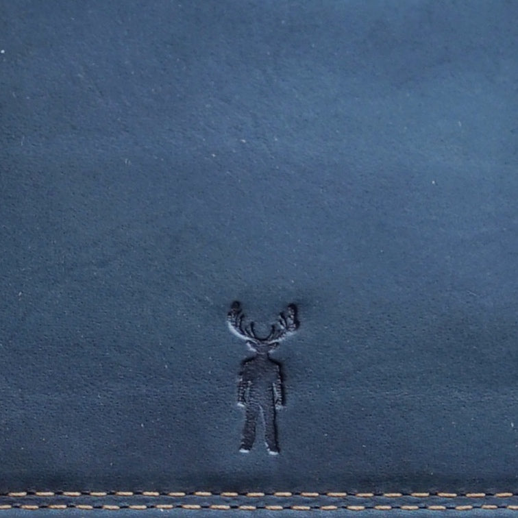 Ein Ausschnitt eines Produkts aus der Kollektion Oban. Zu sehen ist glattes, dunkelblaues Leder.