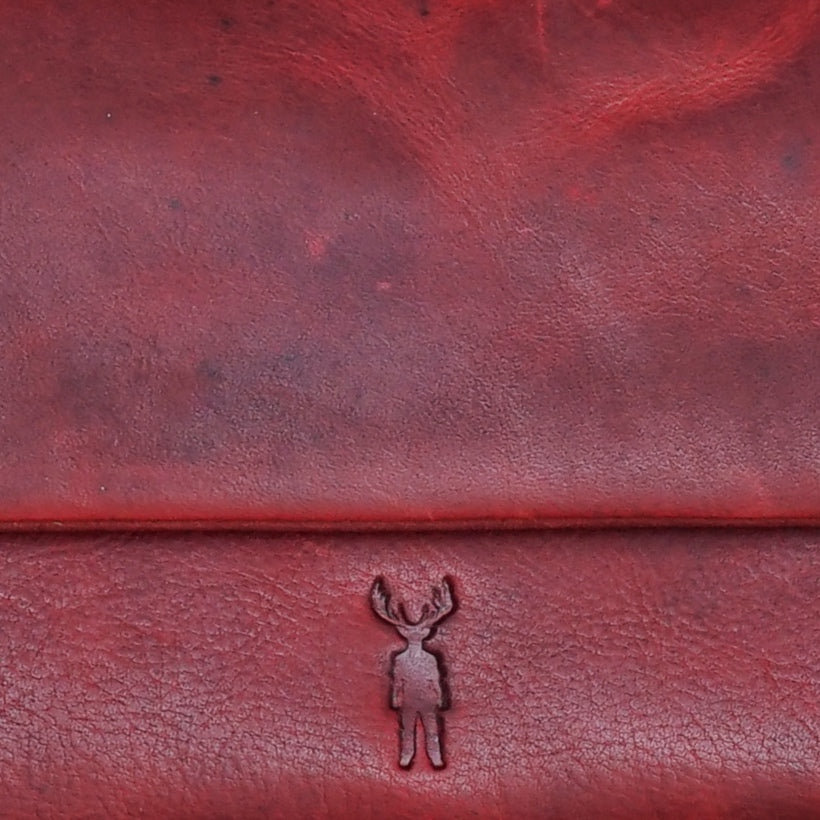 Ein Ausschnitt eines Produkts aus der Kollektion Risoer. Zu sehen ist glattes, rötliches Leder.