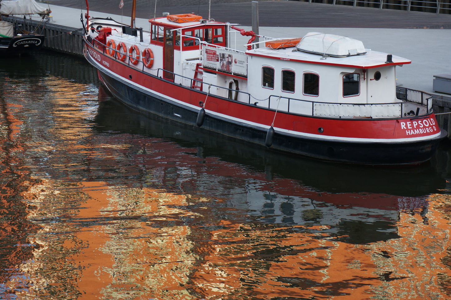 Ein Schiff am Hamburger Hafen.